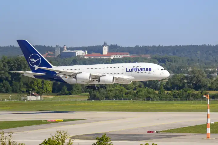 Lufthansa Airbus A380-841 mit dem Luftfahrzeugkennzeichen 
D-AIMK im Landeanflug auf die nördliche Startbahn 08L des Flughafens München MUC EDDM
