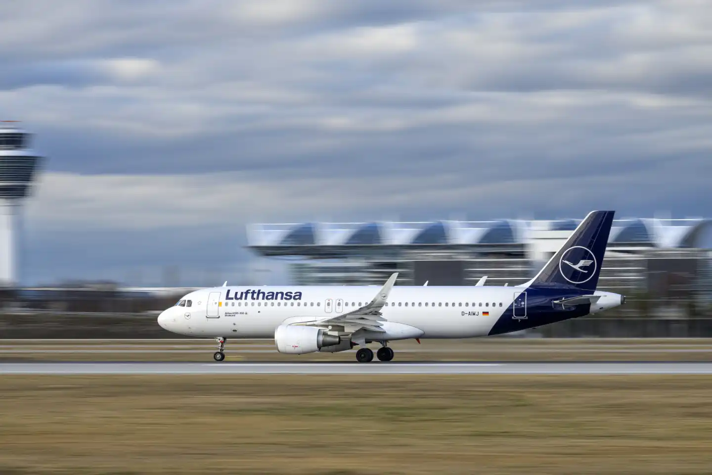 Lufthansa Airbus A320-214 mit dem Luftfahrzeugkennzeichen 
D-AIWJ startet auf der südlichen Landebahn 26L des Flughafens München MUC EDDM