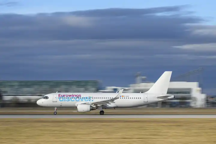 Eurowings Discover Airbus A320-214 mit dem Luftfahrzeugkennzeichen 
D-AIUV startet auf der südlichen Landebahn 26L des Flughafens München MUC EDDM