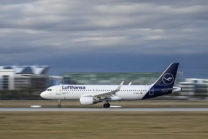 Lufthansa Airbus A320-214 mit dem Luftfahrzeugkennzeichen 
D-AIWJ startet auf der südlichen Landebahn 26L des Flughafens München MUC EDDM
