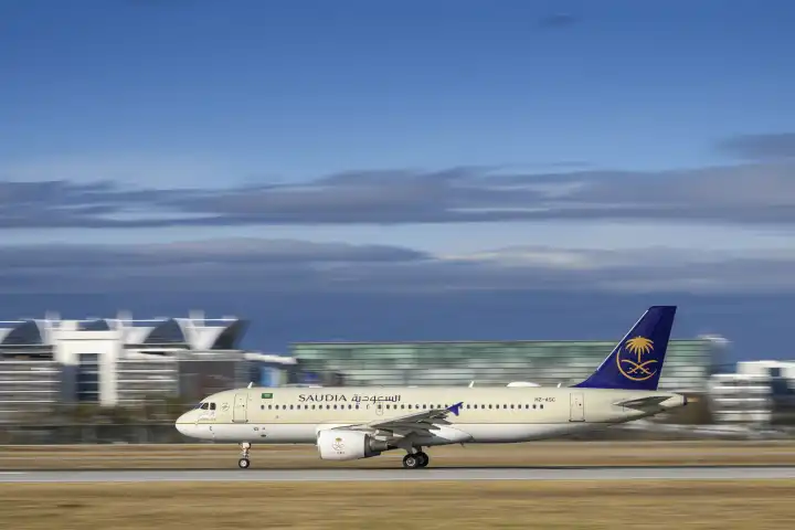 Saudi Arabian Airlines Airbus A320-214 mit dem Luftfahrzeugkennzeichen 
HZ-ASC startet auf der südlichen Landebahn 26L des Flughafens München MUC EDDM