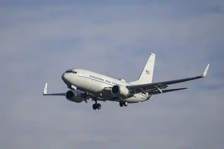 United States Air Force Boeing C-40 Clipper 
mit dem Luftfahrzeugkennzeichen 02-0201 
landet anlässlich der Münchner Sicherheitskonferez 2024, 
auf der südlichen Landebahn 26L des Flughafens München