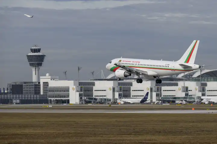 Bulgarian Government Airbus A319-112 
mit dem Luftfahrzeugkennzeichen LZ-AOB 
landet anlässlich der Münchner Sicherheitskonferez 2024, 
auf der südlichen Landebahn 26L des Flughafens München