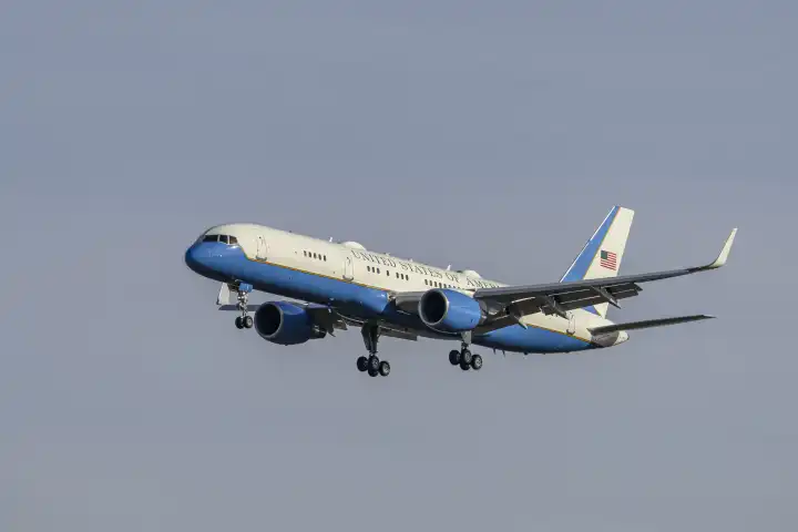 United States Air Force Boeing C-32A 
mit dem Luftfahrzeugkennzeichen 98-0001 
landet anlässlich der Münchner Sicherheitskonferez 2024, 
auf der südlichen Landebahn 26L des Flughafens München