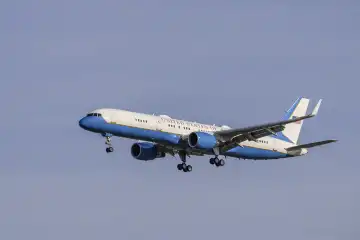 United States Air Force Boeing C-32A 
with the aircraft number 98-0001 
lands at the Munich Security Conference 2024, 
on the southern runway 26L of Munich Airport