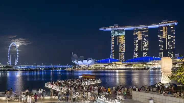 Singapore Flyer mit dem Merlion und Marina Bay Sands, bei Vollmond in Singapur