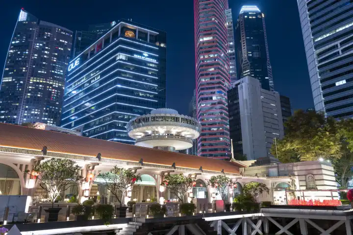 Das Fullerton Bay Hotel mit dem OUE Tower, 
im Hintergrund der Finanzviertel von Singapur