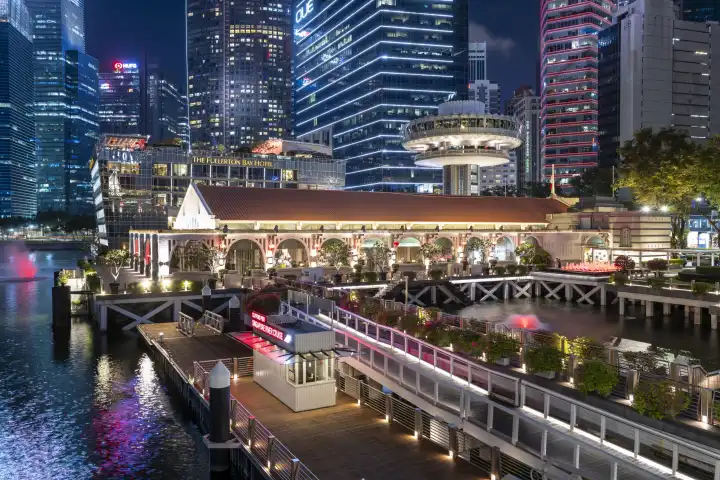 Das Fullerton Bay Hotel mit dem OUE Tower, 
im Hintergrund der Finanzdistrikt von Singapur