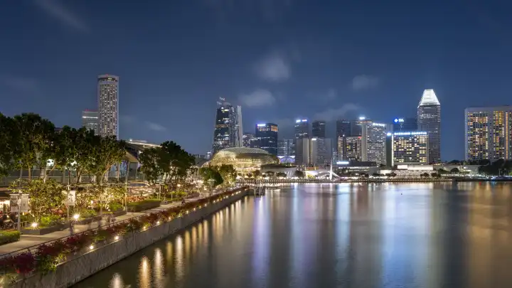 Blick auf die Umgebung der Esplanade Concert Hall in Singapur