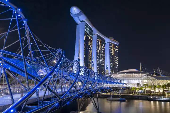 Die Helix Brücke und das Marina Bay Sands Hotel in Singapur