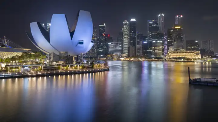 Das ArtScience Museum mit der Singapur Bay, im Hintergrund das Finanzviertel von Singapur