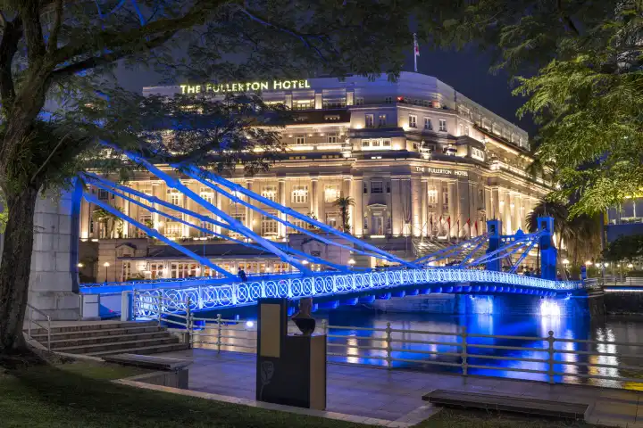 Singapore River mit der Cavenagh Bridge und dem Fullerton Hotel in Singapur