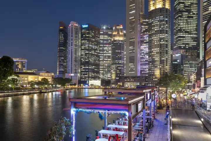 Boat Quay mit dem Singapore River und dem Finanzdistrikt