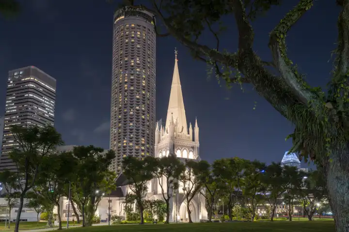 Saint Andrew's Cathedral und im Hintergrund Swissôtel The Stamford, in Singapur