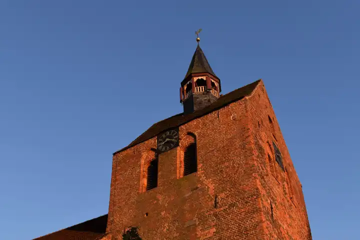 Kirchturm von Dassow (Mecklenburg) im abendlichen Sonnenlicht