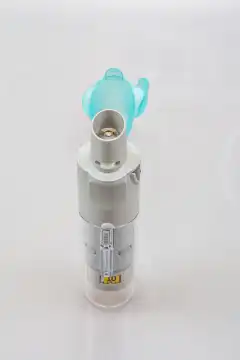 Wiederverwenbarer Inhalator mit austauschbarer Patrone und geöffneter Kappe