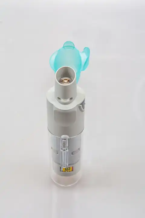 Wiederverwenbarer Inhalator mit austauschbarer Patrone und geöffneter Kappe