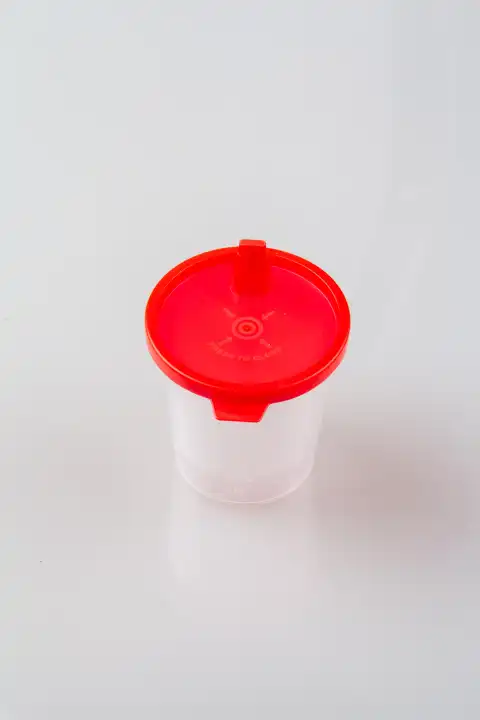 Urinprobenbecher 125 ml mit rotem Schnappdeckel