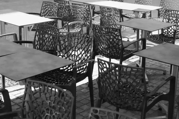 Tische und Stühle vor Restaurant SW