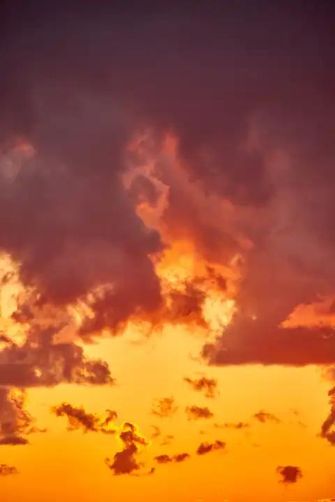 schöner Morgenhimmel mit Schäfchenwolken