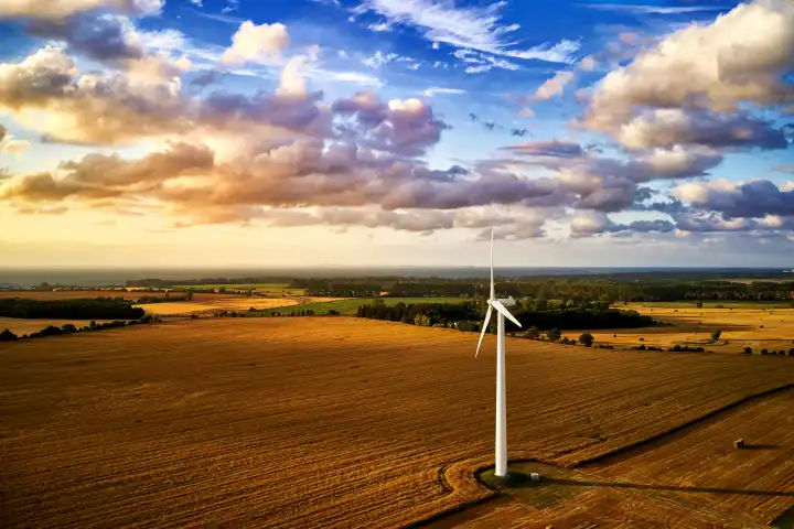 Windturbinen-Stromgenerator auf einem Feld in harmonischer Stimmungsatmosphäre