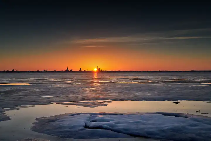 Silhouette der Hansestadt Stralsund mit Eis im Vordergrund von Alteföhr aus gesehen im Winter