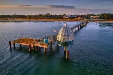 Drohnenansicht der Seebrücke von Zingst an der Ostsee am Morgen