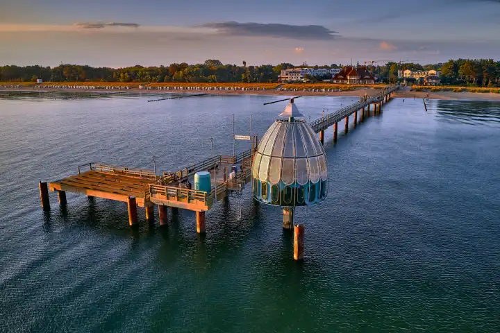 Drohnenansicht der Seebrücke von Zingst in der Ostsee am Morgen