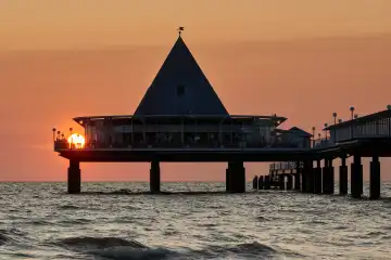 Seebrücke von Heringsdorf auf der deutschen Insel Usedom im Licht des Sonnenaufgangs