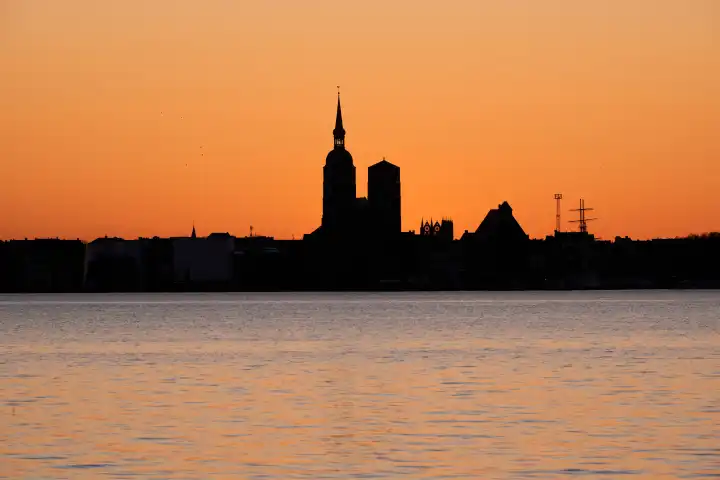 Hansestadt Stralsund Silhouette am Abend
