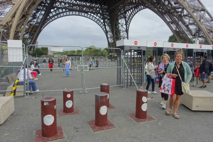 Paris, anti-terror measures in front of the Eiffel Tower