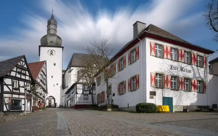 ARNSBERG, DEUTSCHLAND - 10. APRIL 2023: Historischer Stadtteil mit alten Gebäuden von Arnsberg während der Osterferien am 10. April 2023 im Sauerland, Deutschland