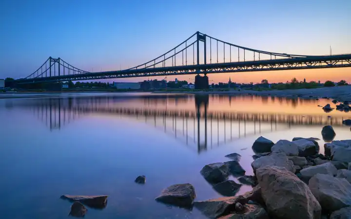 Alte Brücke über den Rhein bei Sonnenuntergang, Krefeld, Nordrhein-Westfalen, Deutschland