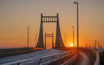 Alte Brücke über den Rhein bei Sonnenaufgang, Krefeld, Nordrhein-Westfalen, Deutschland