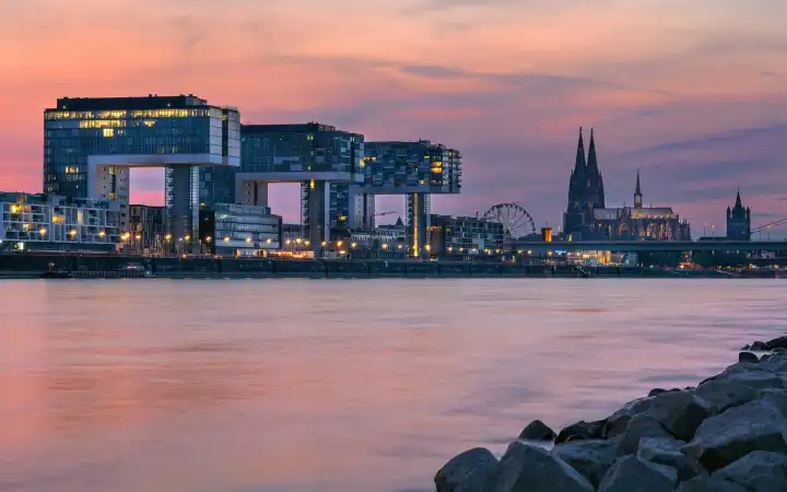 KÖLN, DEUTSCHLAND - 23. JUNI 2023: Panoramabild von modernen Gebäuden im Kölner Hafen bei Sonnenuntergang am 23. Juni 2023 in Deutschland, Europa