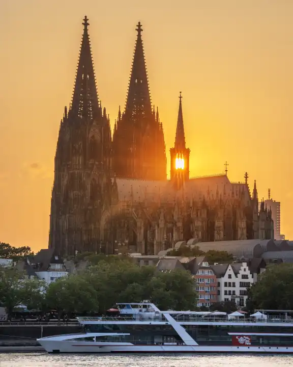 KÖLN, DEUTSCHLAND - 3. JULI 2023: Der Kölner Dom gegen Sonnenuntergang am 3. Juli 2023 in Deutschland, Europa