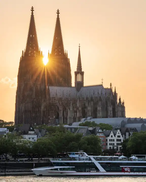 KÖLN, DEUTSCHLAND - 3. JULI 2023: Der Kölner Dom gegen Sonnenuntergang am 3. Juli 2023 in Deutschland, Europa