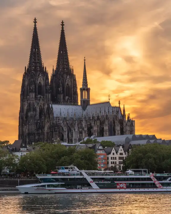 KÖLN, DEUTSCHLAND - 10. JULI 2023: Der Kölner Dom gegen Sonnenuntergang am 10. Juli 2023 in Deutschland, Europa