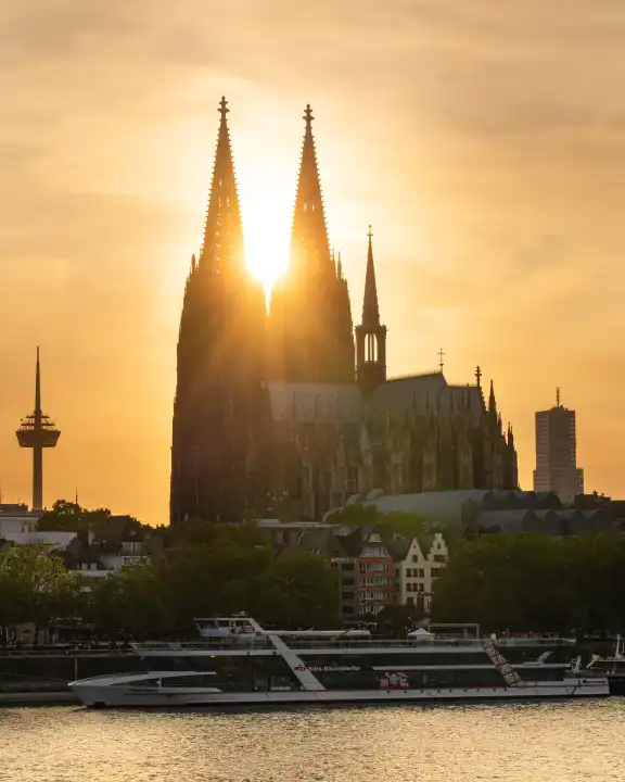 KÖLN, DEUTSCHLAND - 10. JULI 2023: Der Kölner Dom gegen Sonnenuntergang am 10. Juli 2023 in Deutschland, Europa
