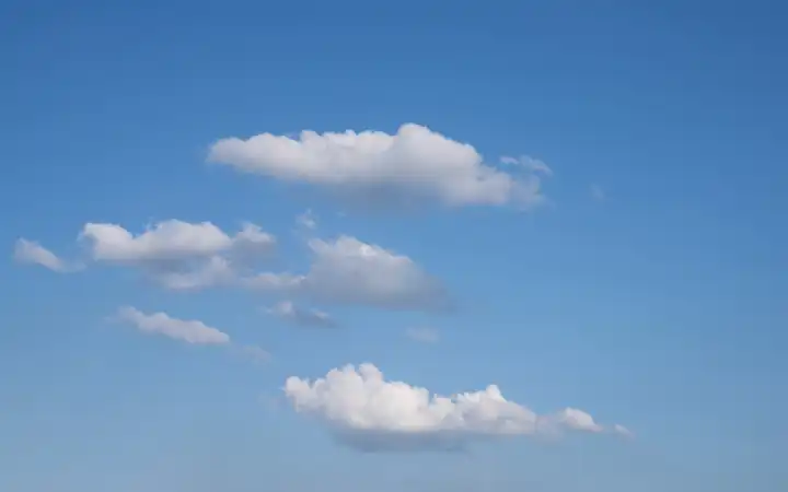 Niedriger Blickwinkel zum Himmel mit Wolken