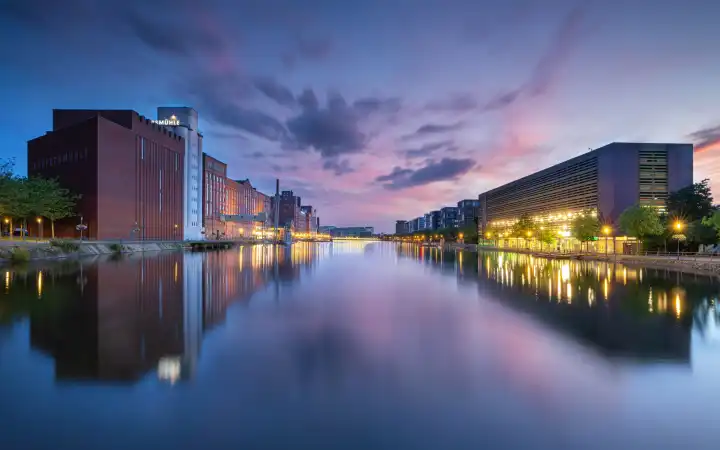 DUISBURG, DEUTSCHLAND - 12. AUGUST 2023: Panoramabild des historischen Stadthafens von Duisburg im Abendlicht am 12. August 2023 in Deutschland