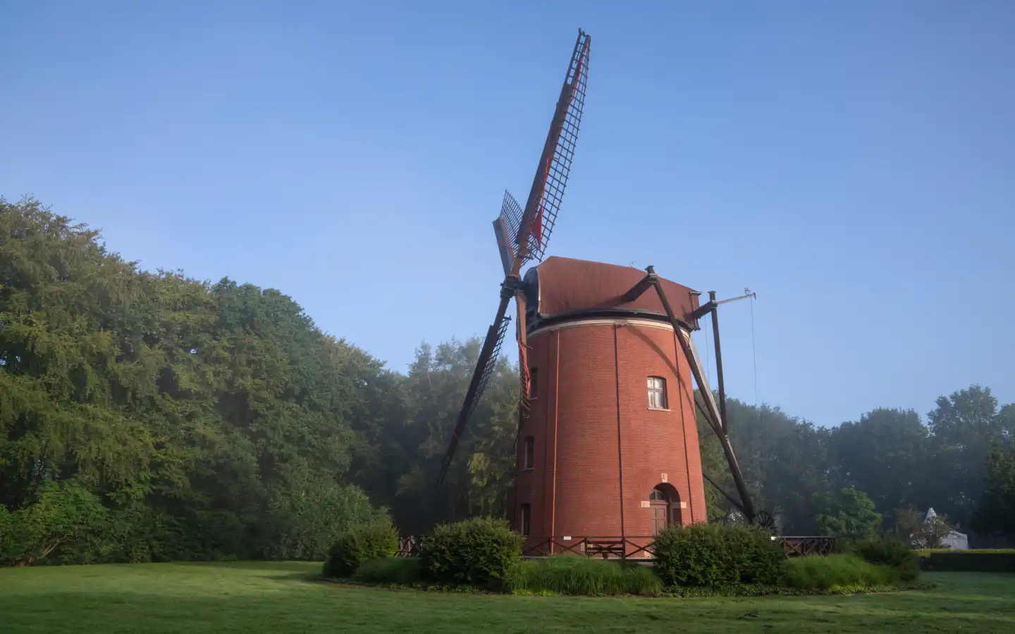 Windmühle in der Nähe von Bad Zwischenahn an einem nebligen Morgen, Niedersachsen, Deutschland