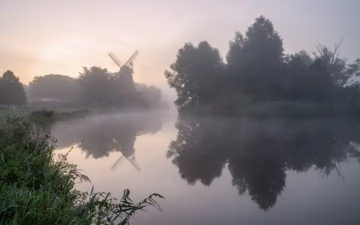 Hengstforder Mühle in der Nähe von Bad Zwischenahn an einem nebligen Morgen, Niedersachsen, Deutschland