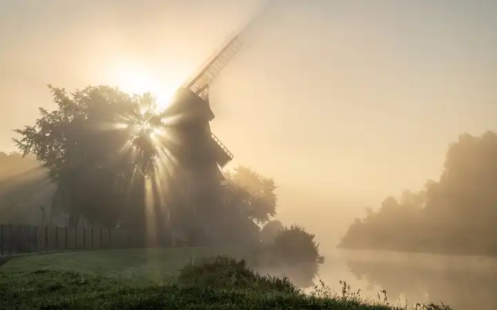 Hengstforder Mühle in der Nähe von Bad Zwischenahn an einem nebligen Morgen, Niedersachsen, Deutschland