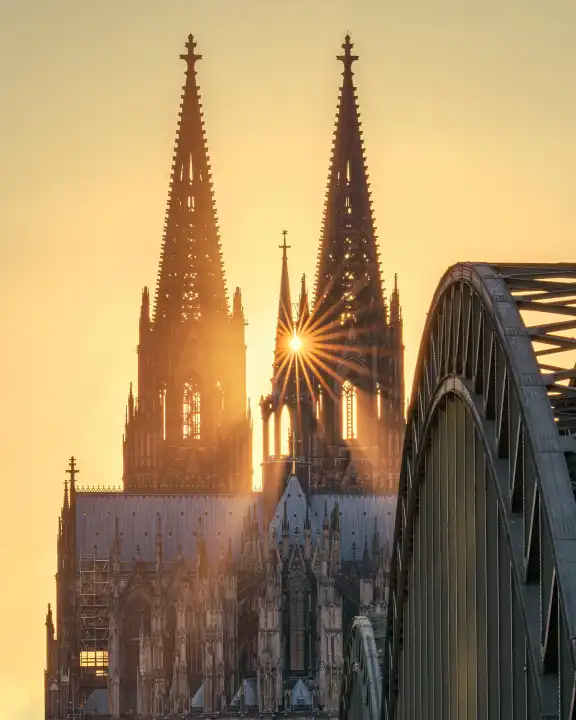 Kölner Dom bei Sonnenuntergang, Deutschland, Europa