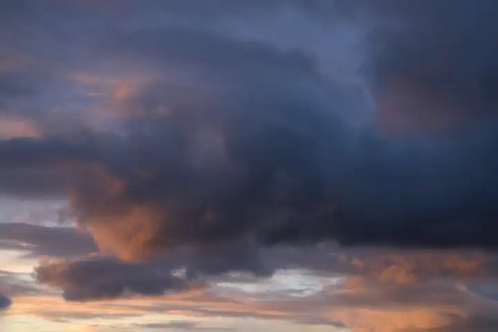 Tiefer Blick zum Abendhimmel mit dramatischen Wolken