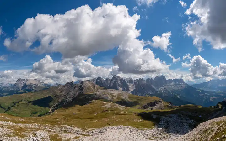 Panoramabild der Landschaft in Südtirol mit dem berühmten Schlern, Italien, Europa