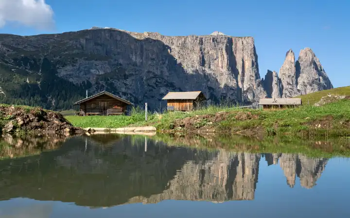 Panoramabild der Landschaft in Südtirol mit dem berühmten Schlern, Italien, Europa