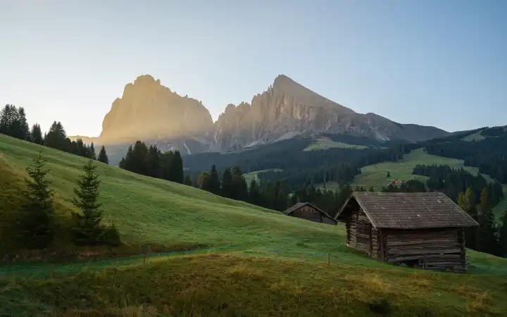 Panoramabild der Landschaft in Südtirol mit der berühmten Seiser Alm, Italien, Europa