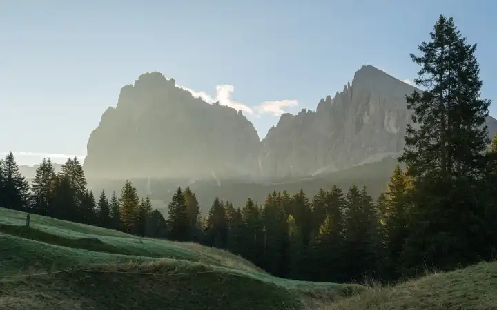 Panoramabild der Landschaft in Südtirol mit der berühmten Seiser Alm, Italien, Europa